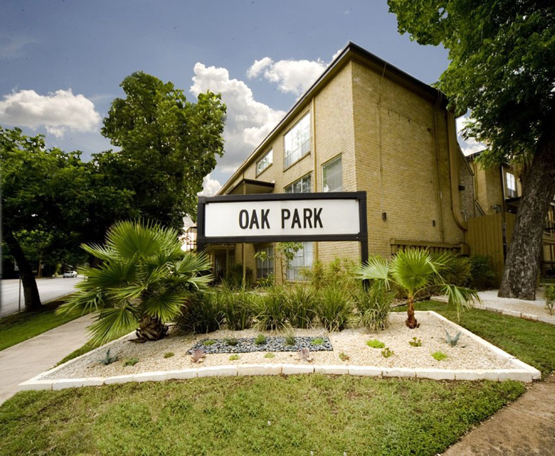 Oak Park Apartments 