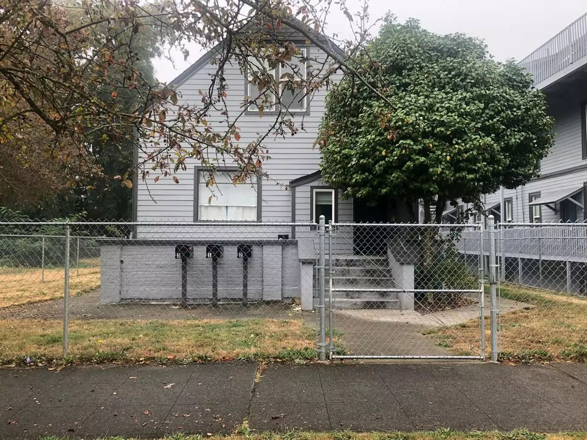 2 of 4 Drexel Stadium - M St Triplex Apartment for rent in Tacoma, WA
