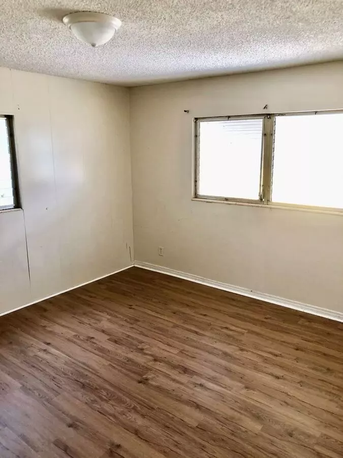 Beautiful 5br/1ba Zephyrhills Home W/brand New Flooring! Fenced Yard No App Fee! House for rent in Zephyrhills, FL