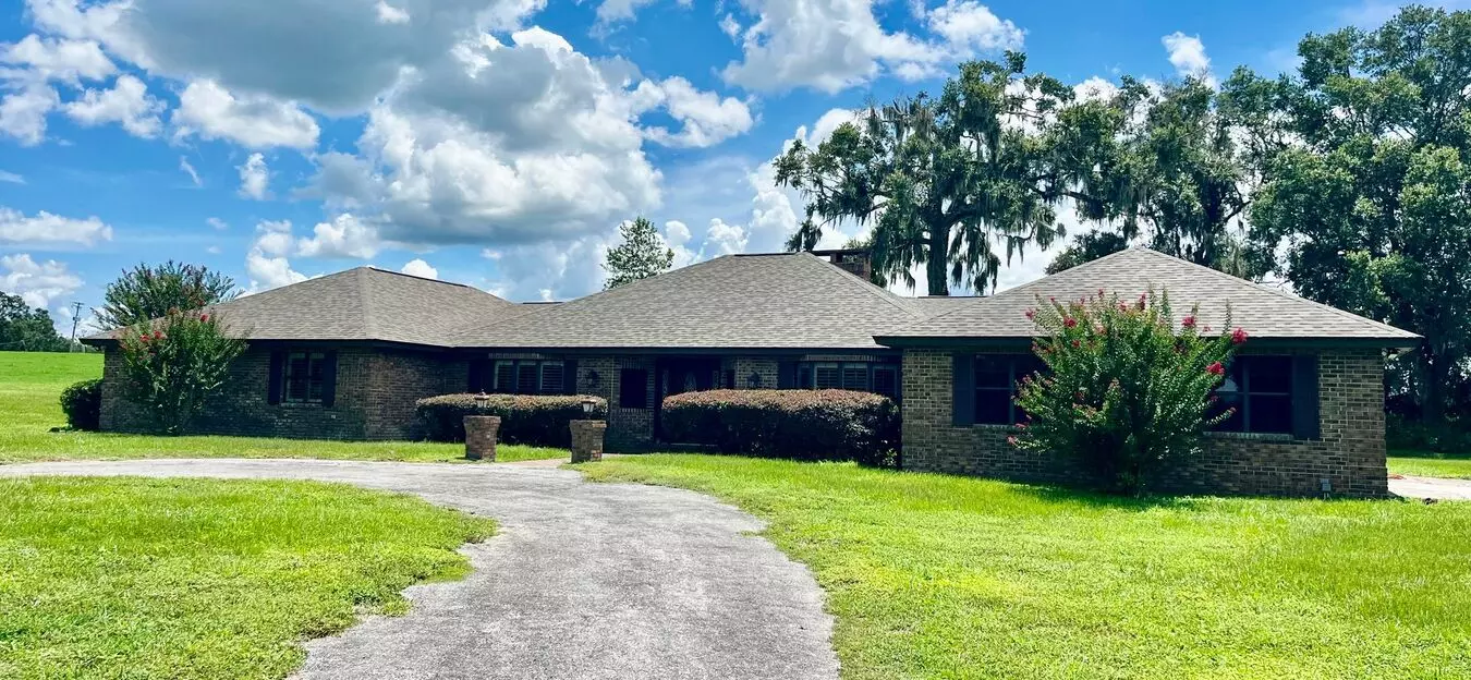 Available 07/01! Huge 3300Sqft 4br/3.5ba/oversized 2 Car Garage On 1.5 Acres! House for rent in Dade City, FL