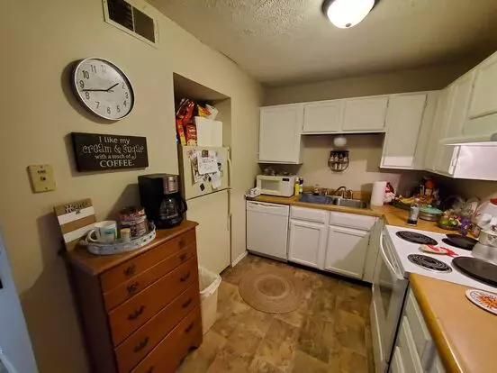 831 &amp; 837 E Wayne Ave. Apartment for rent in Salina, KS