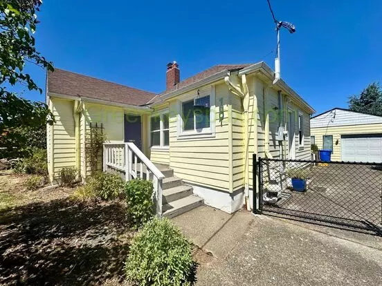 2-bedroom 2-bathroom House In Ne Portland, Fully Fenced Yard, Garden Beds, Hardwood Floors Apartment for rent in Portland, OR