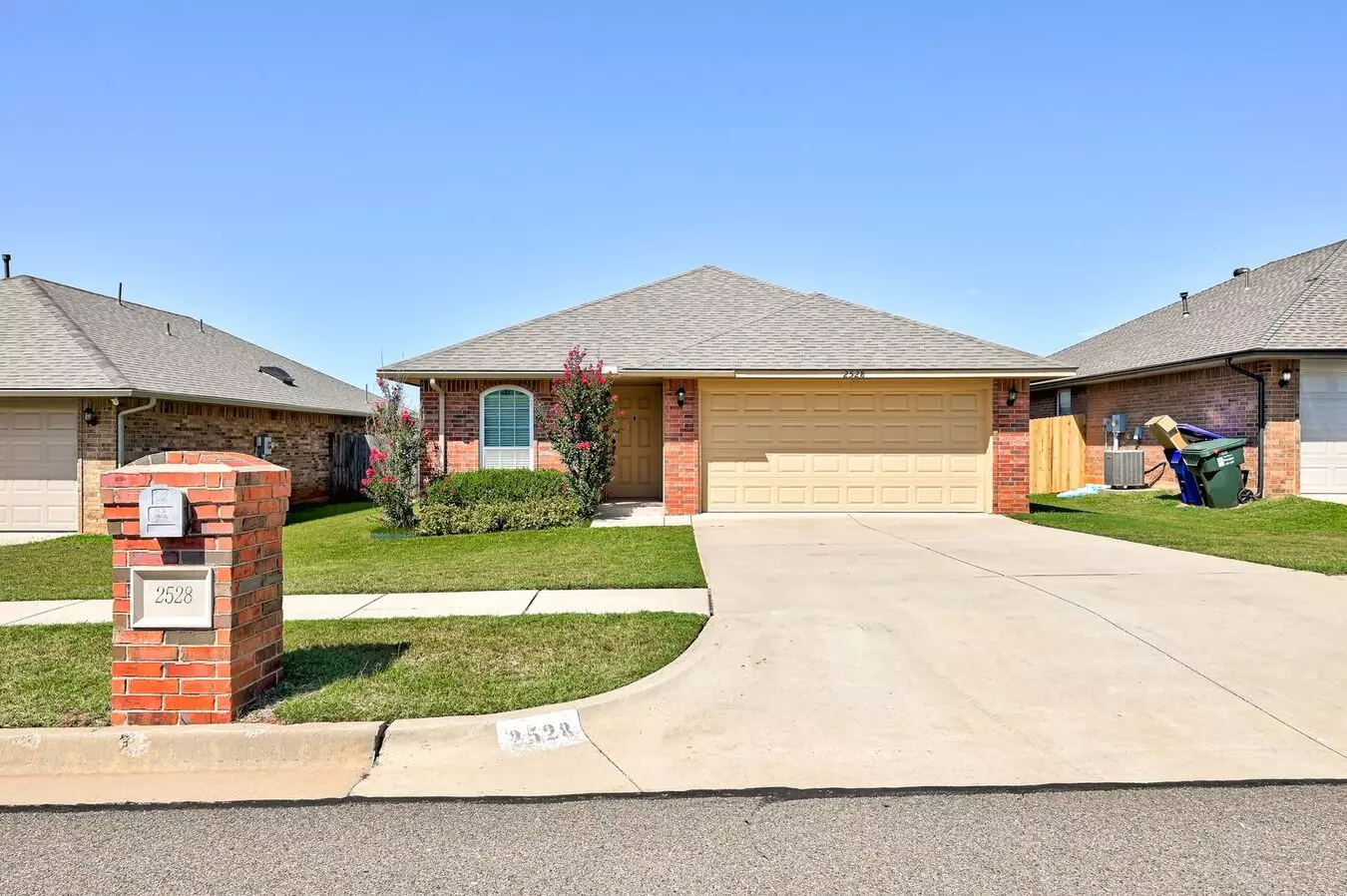 Fantastic Home In Excellent Condition. Offering An Open Floor Plan And 3 Generous Bedrooms. The Backyard Backs To The Greenbelt, Park, Walking Trails, And Pond. Washer, Dryer, And Refrigerator Included. House for rent in Norman, OK