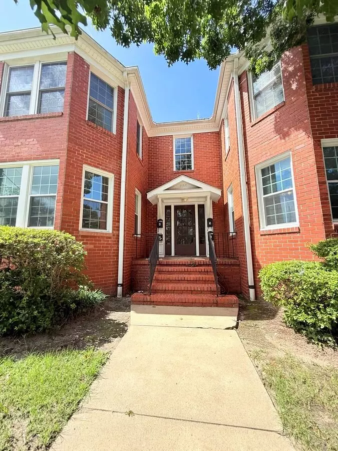 Bright & Spacious 2br Unit W/ Bay Windows! Apartment for rent in Savannah, GA