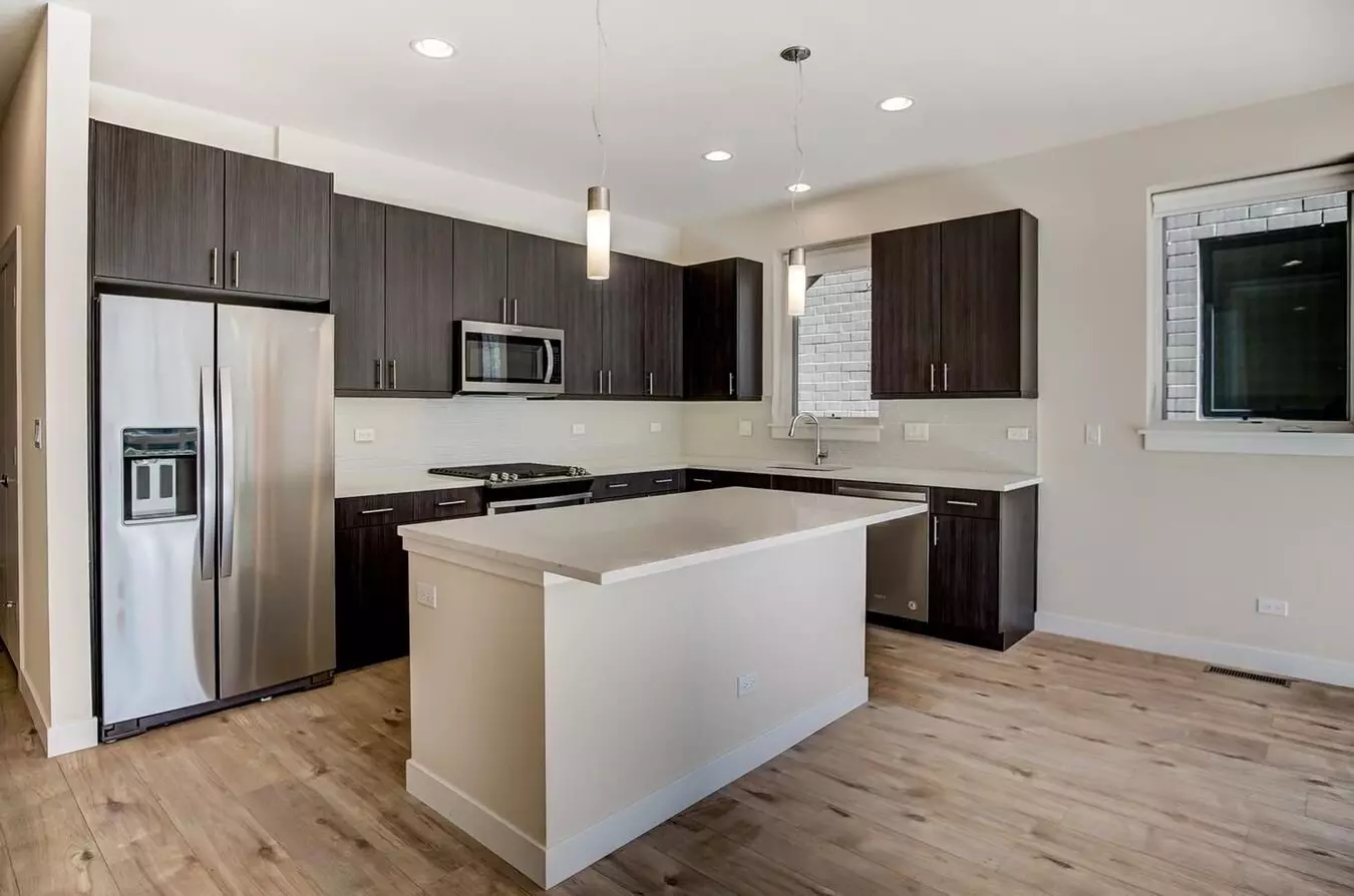 2 of 4 Addison Place Llc Apartment for rent in Chicago, IL