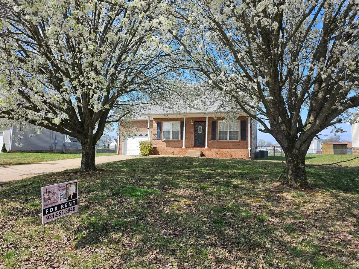 Near Tiny Town Rd! Close To Exit 1! House for rent in Clarksville, TN
