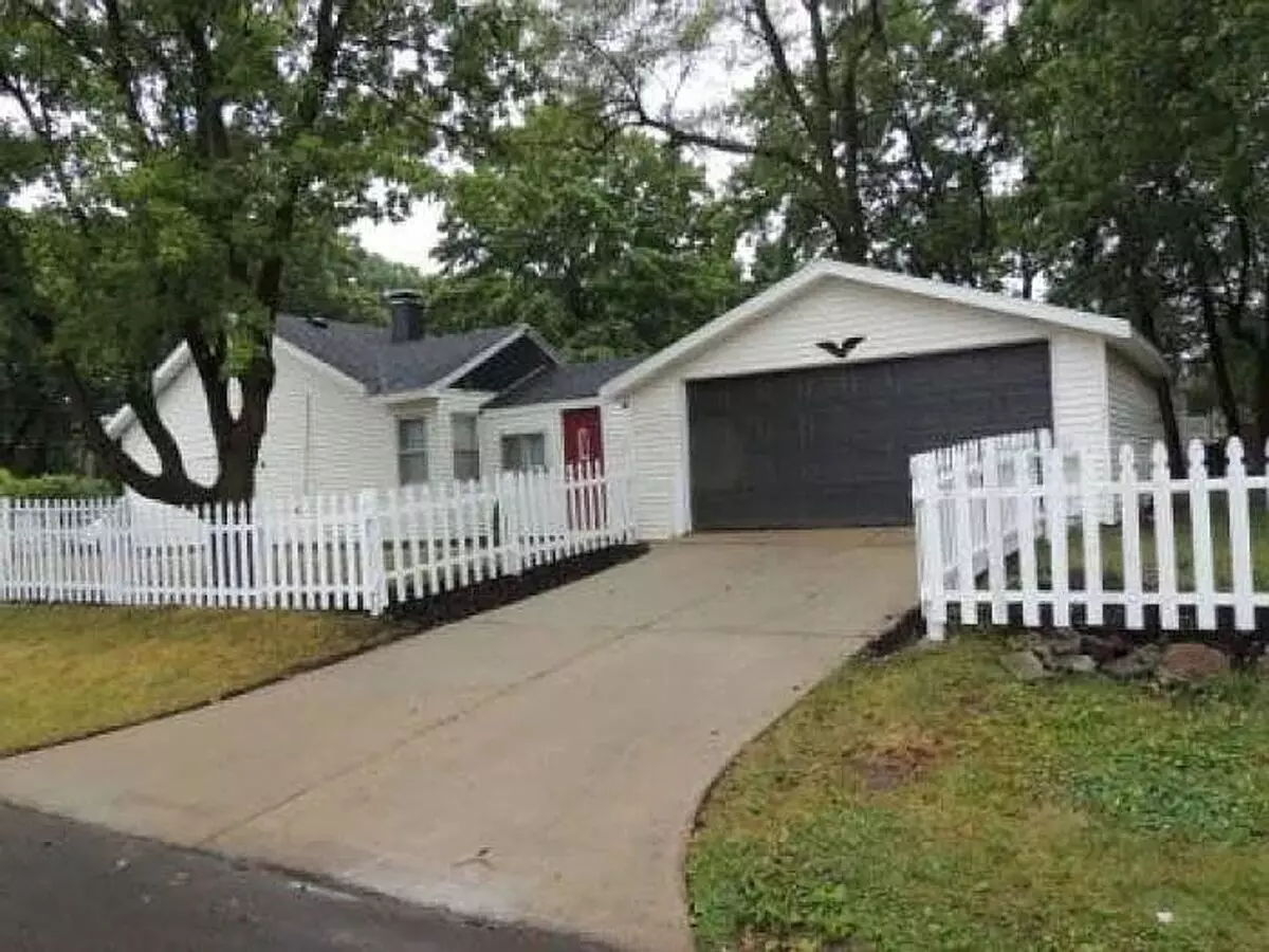 2 Bedroom House With Attached Garage 2 Blocks From Nd! House for rent in South Bend, IN