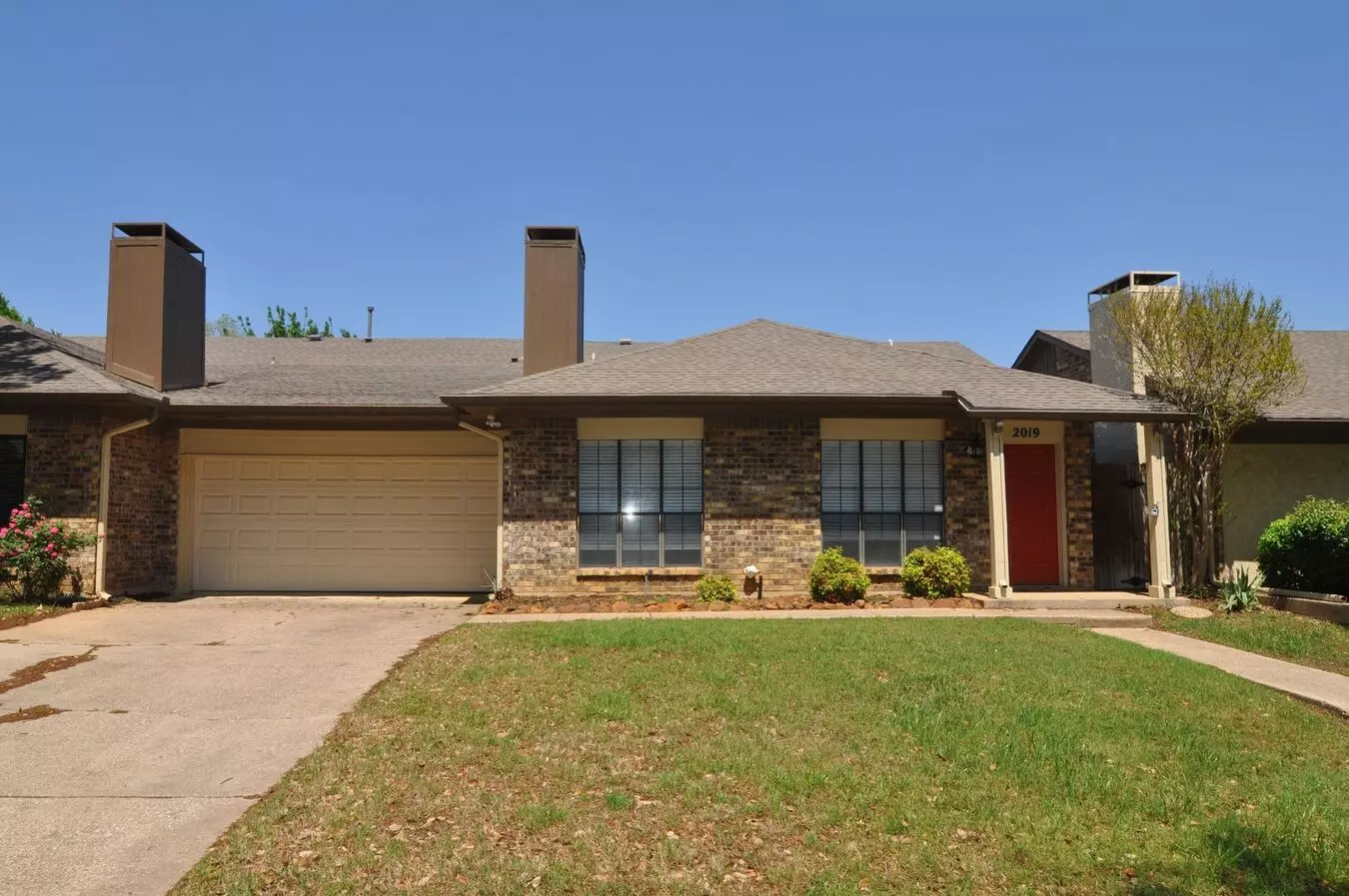 Cute And Charming 3-2-2 Townhome In Grapevine! House for rent in Grapevine, TX