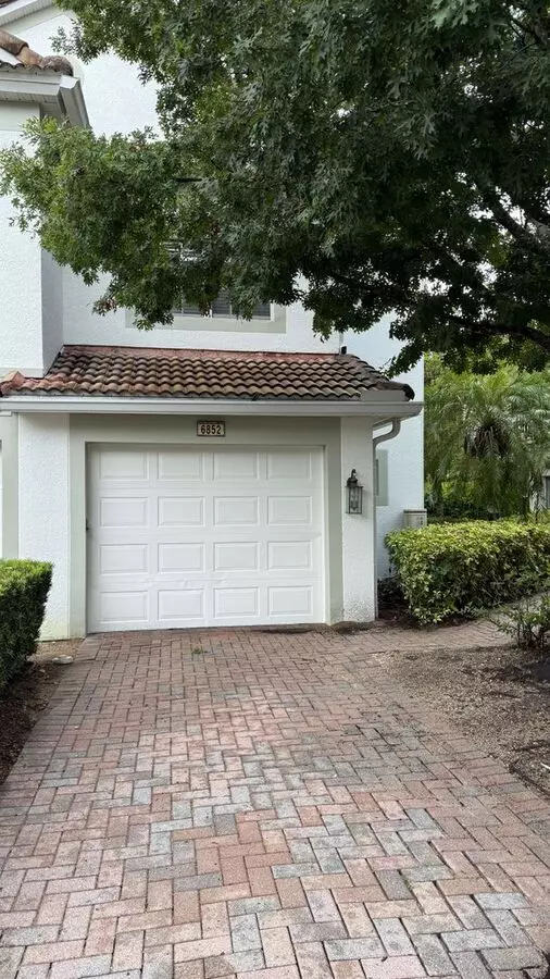 Prime Orlando Location – Gate Community - End-unit Townhome With Exceptional Curb Appeal! House for rent in Orlando, FL
