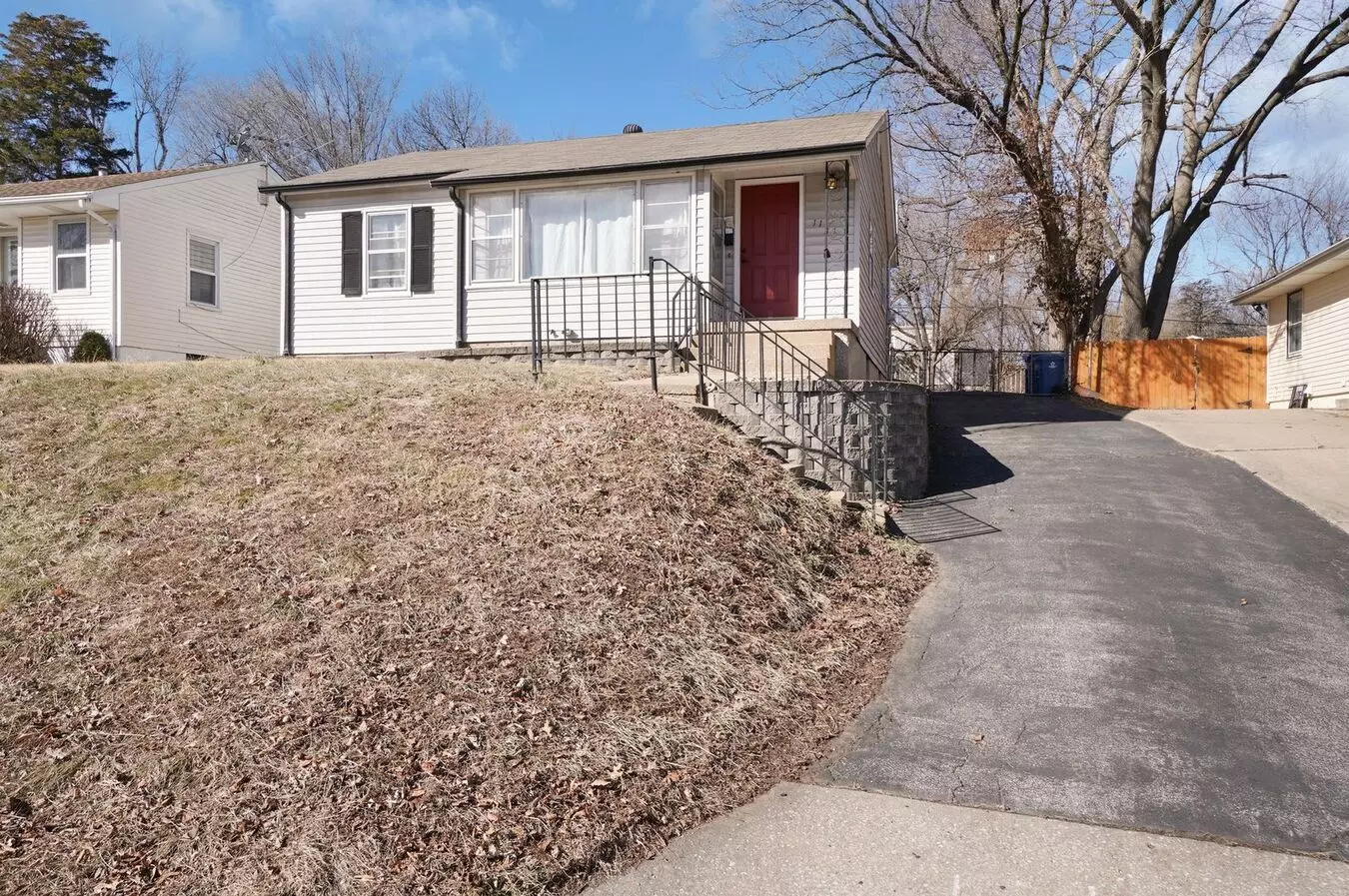 Stunning 2-bedroom Home With Fully Fenced Yard & Hardwood Floors – Prime St. Charles Location! House for rent in St Charles, MO