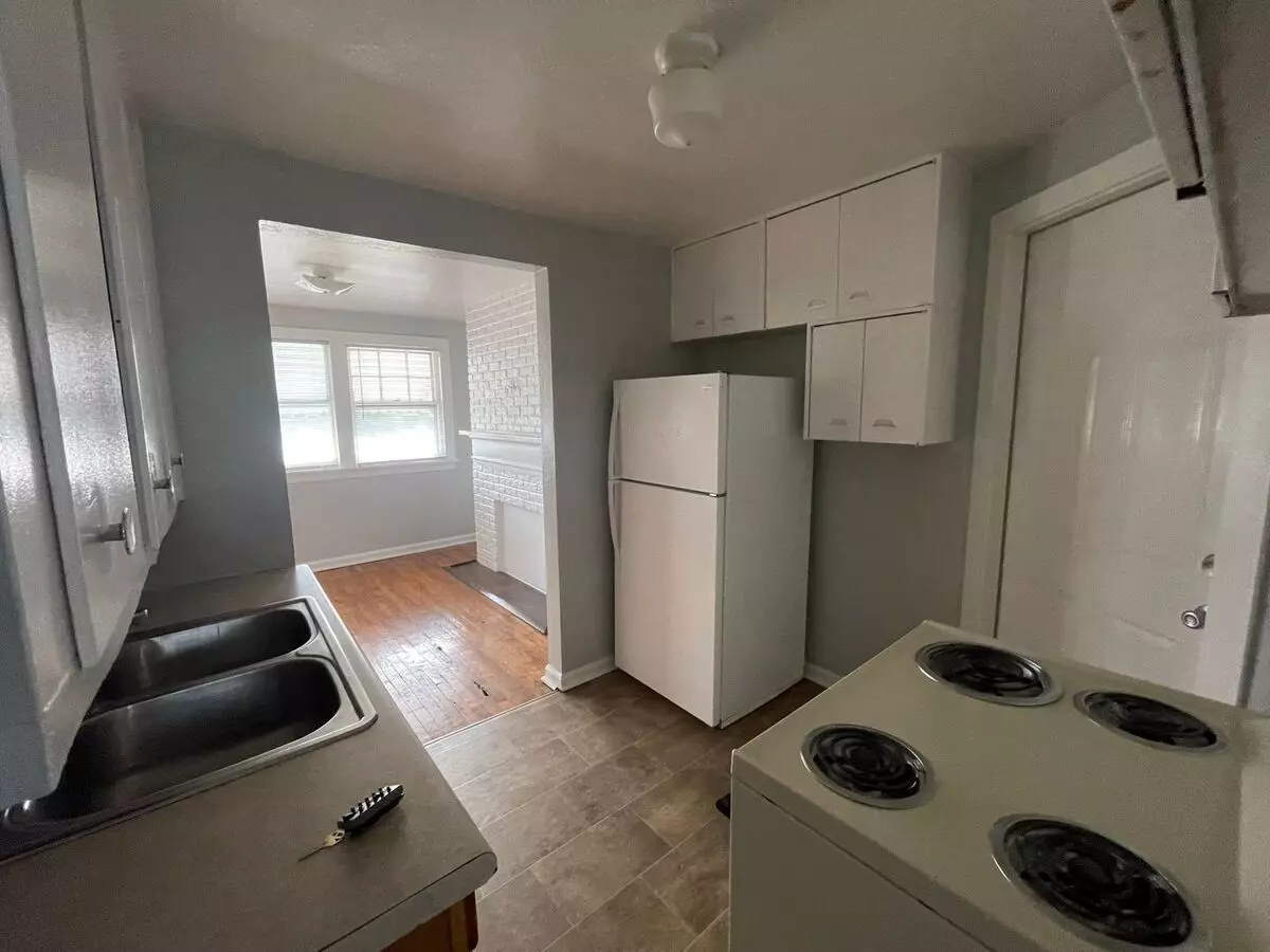 Large 1 Br Upstairs Apartment - With 2 Bonus Spaces For Storage Apartment for rent in Davenport, IA