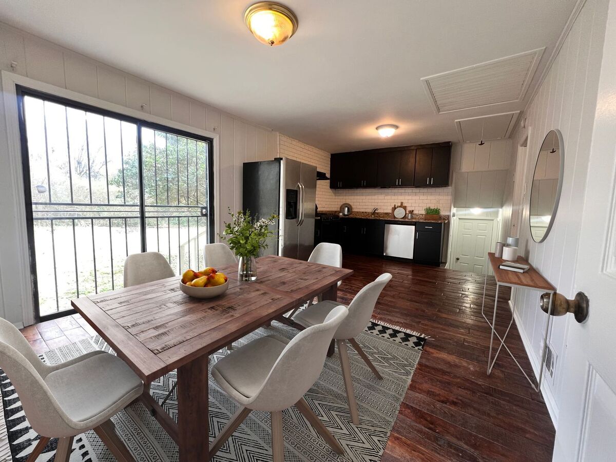 Curated visual reference: Gallery Detail: Great Natural Light Great Yard Apartments Alanta Ga