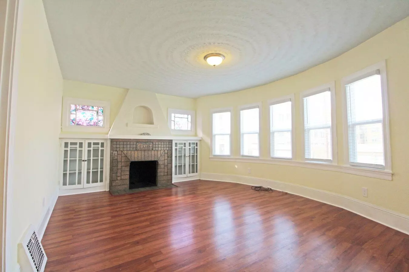 3bd/1ba Very Nice Duplex W/parking, Updates, Lots Of Light! House for rent in Oakland, CA