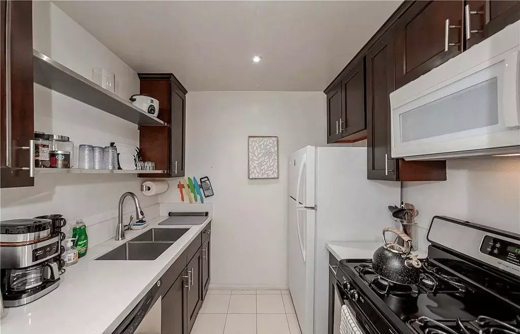 Welcome To This Captivating Top Corner Unit! House for rent in Pasadena, CA