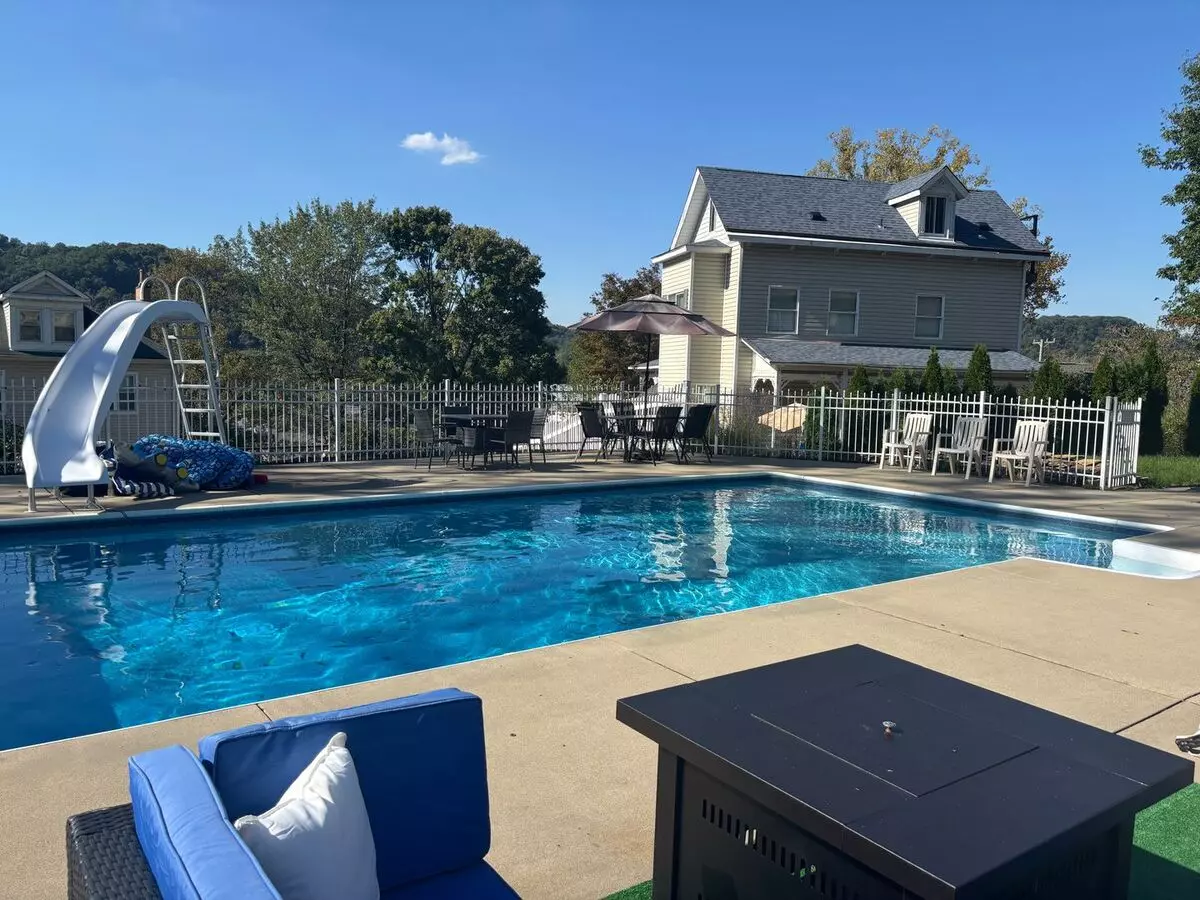 Us Open Rental Offers A Relaxing Retreat With Pool And Hot Tub House for rent in Oakmont, PA