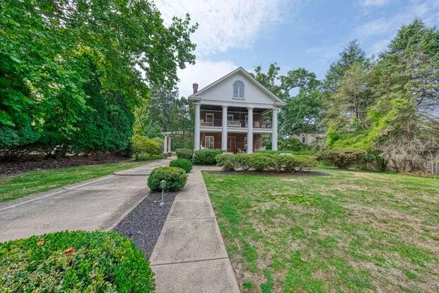 Beautifully Renovated Home Can Sleep Up To 9 And Is Walkable To The Us Open Apartment for rent in Oakmont, PA