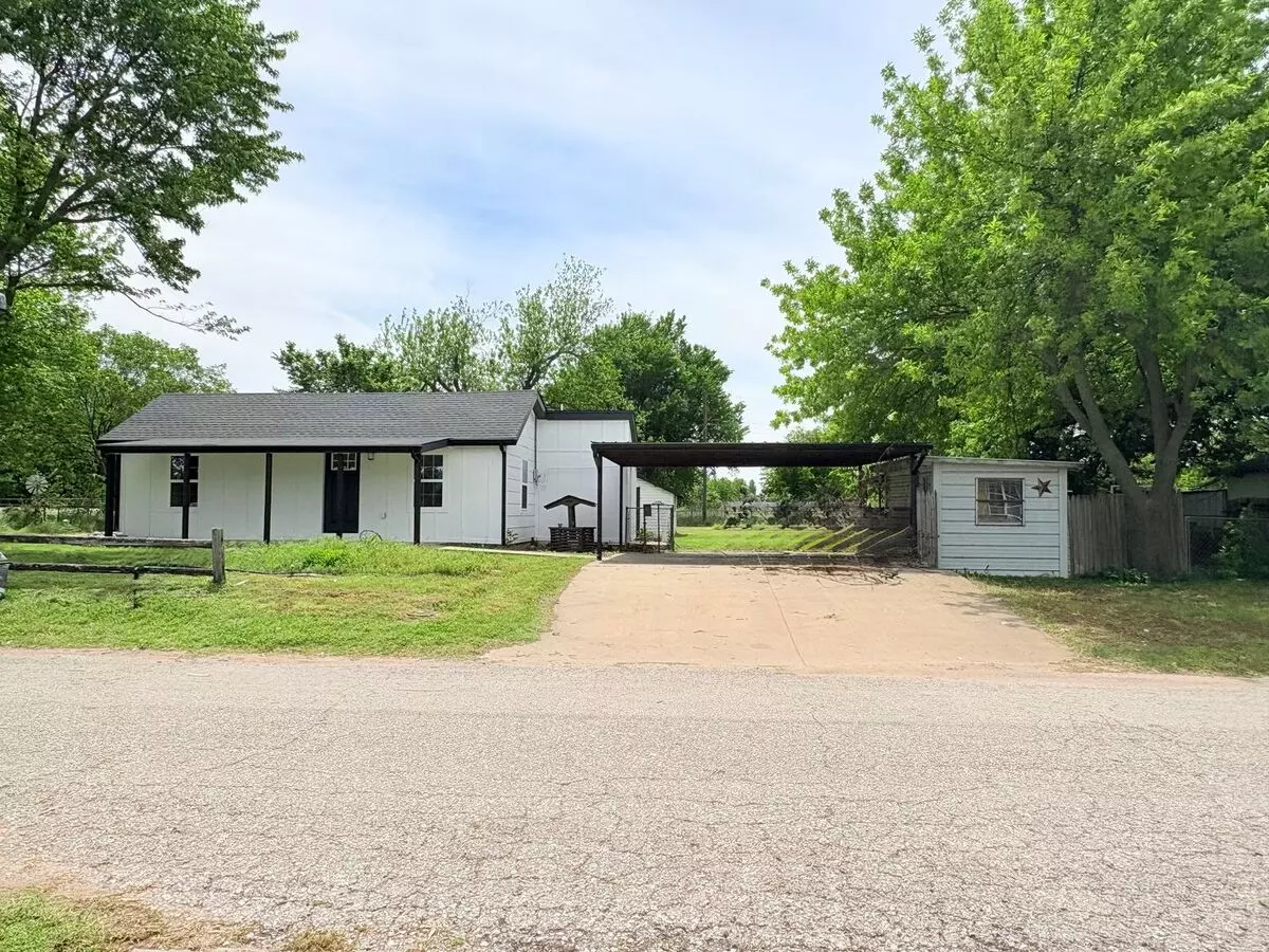 404 W Pine St House for rent in Tuttle, OK