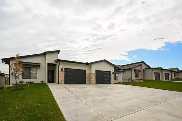 Stunning 2-bedroom, 2-bathroom Townhome In Raymore Mo Apartment for rent in Raymore, MO