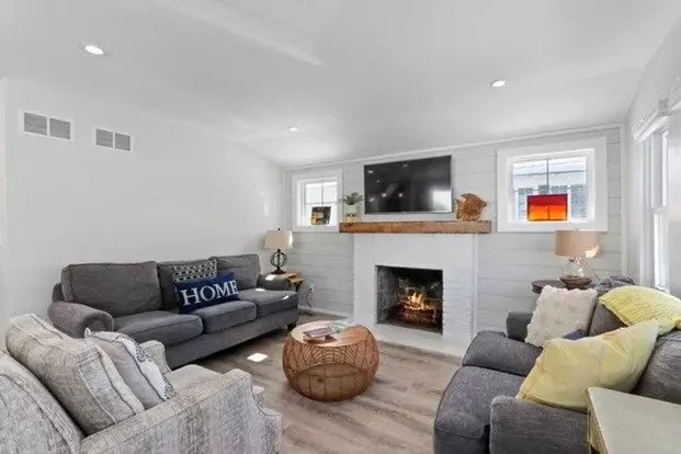 The Nautical Nest | Cozy Lakeside Retreat | 2br Cottage With Fire Pit & Deck Apartment for rent in Fontana, WI