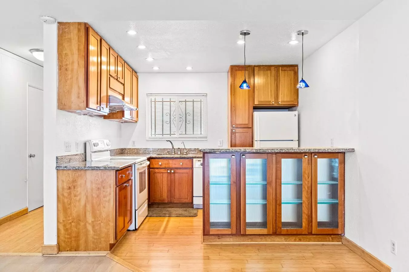 Lake Merritt Living: 1 Bed Condo With Balcony Pool View & Sf Commute! Apartment for rent in Oakland, CA