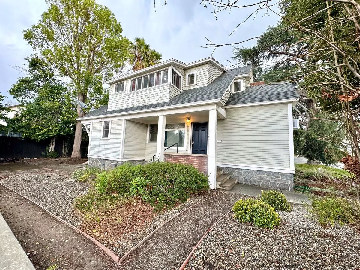 Charming 2-bedroom, 1.5-bathroom Home For Rent With Built-ins House for rent in Pomona, CA