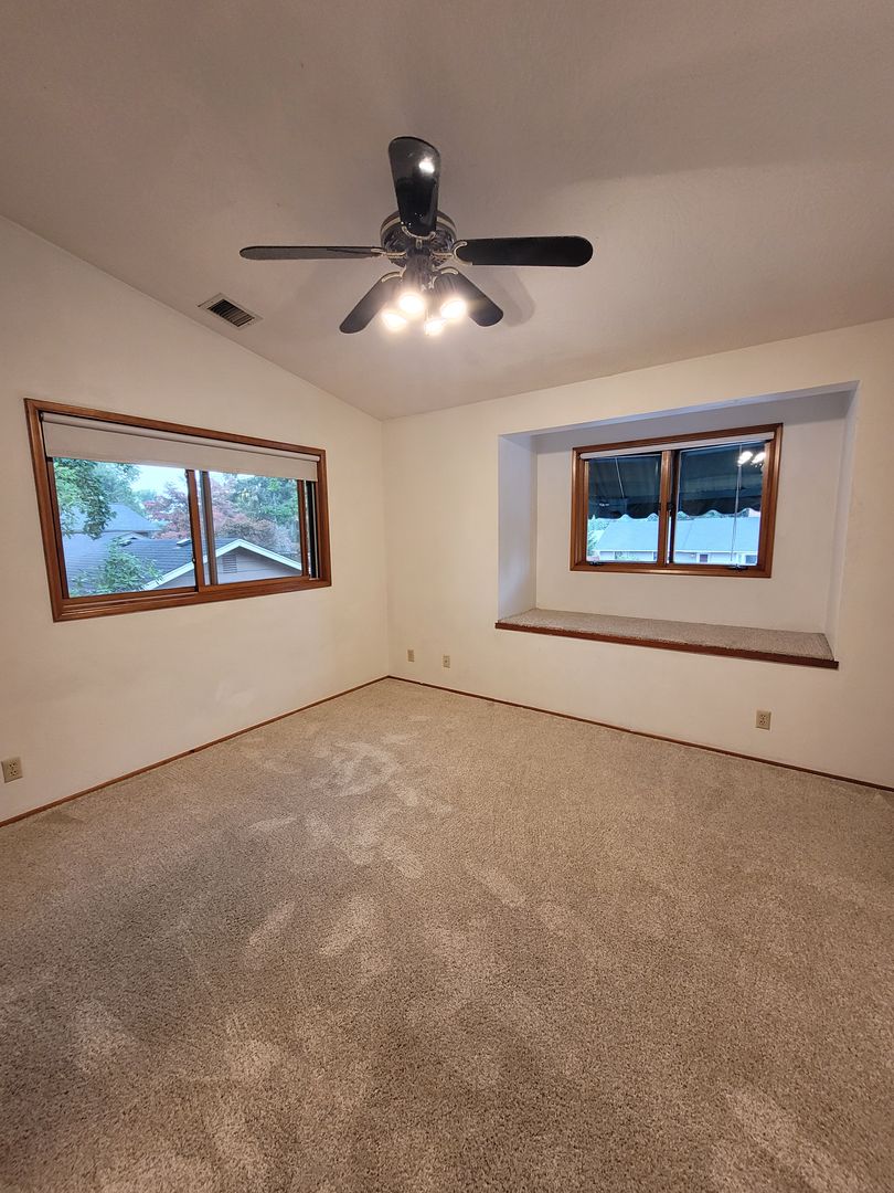 1124 Woodside Dr Apartment for rent in Eugene, OR