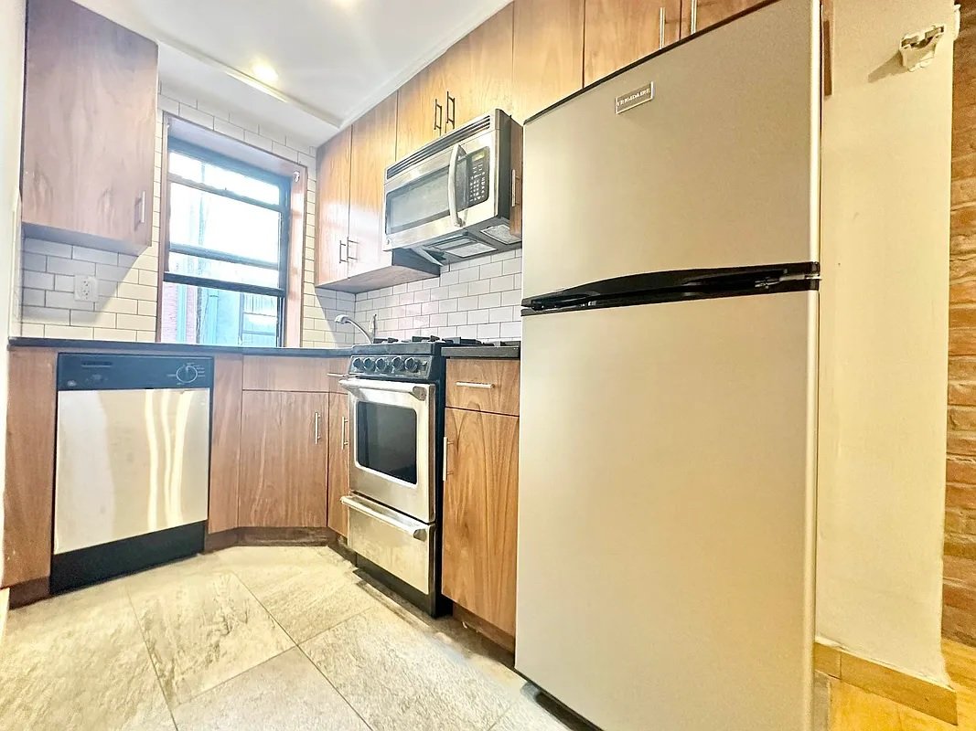 Quiet Studio With Upgraded Finishes In Central Apartments