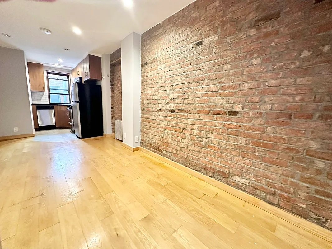 Quiet Studio With Upgraded Finishes In Central Apartments