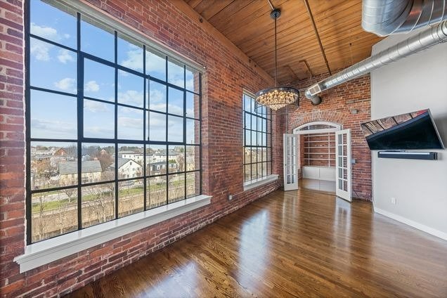 Top-floor 2-bed Loft W/ Historic Charm ?... Apartments Lowell, MA