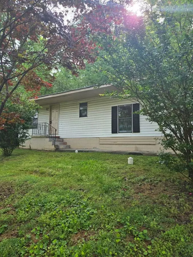 Charming 2-bed Gem On Ashmore Ave House for rent in Chattanooga, TN