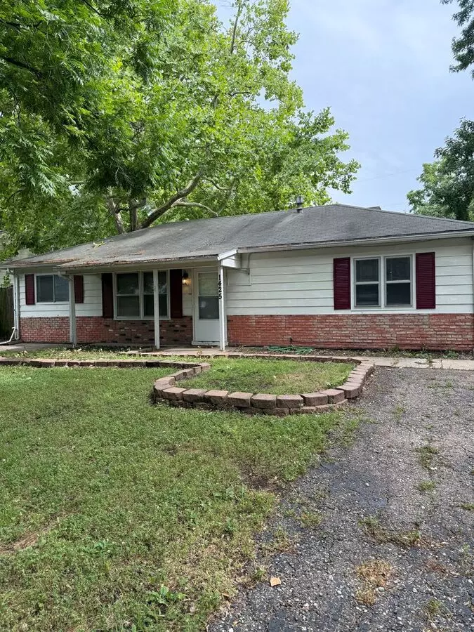 3br/1ba With Overside Detached Garage Ready For You! House for rent in Topeka, KS