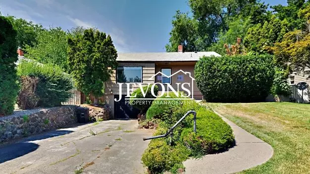 Charming 3-bedroom Home With Large Fenced Backyard And Washer/dryer – Minutes From Yakima Valley College! Apartment for rent in Yakima, WA