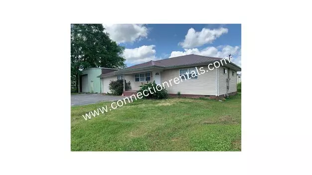 3 Bed 2 Bath Single-family Home With Spacious Front Yard Apartment for rent in Dalton, GA