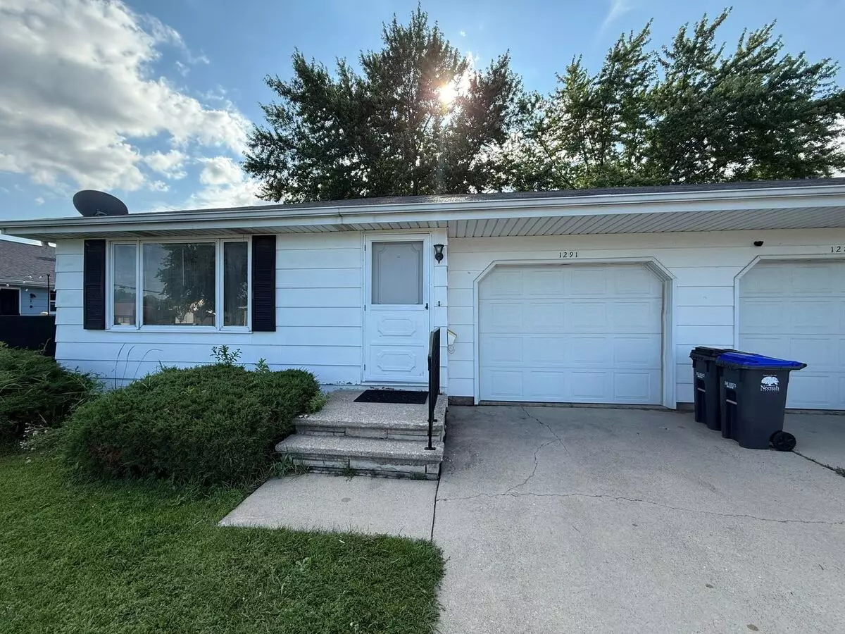 1289-1291 Meadow Ln Apartment for rent in Neenah, WI