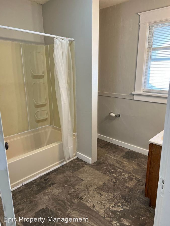 1527 SW Mulvane St Topeka, KS Apartment for Rent Rentable