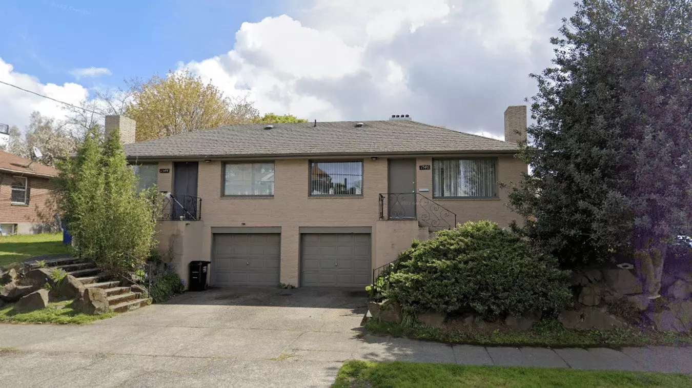 Spacious 2X Duplex W/ Attached Private Garage And In-unit Washer/dryer - Available In Beacon Hill! Apartment for rent in Seattle, WA