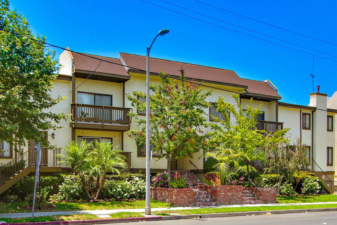 Zelzah Luxury Apartments 5207 Zelzah Avenue Encino, CA