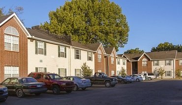 2 of 5 Alexmire Apartments Apartment for rent in Memphis, TN