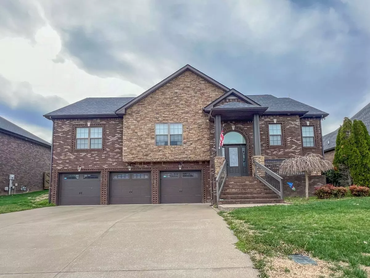 Beautiful Split-foyer With A Large Fenced Backyard! House for rent in Clarksville, TN