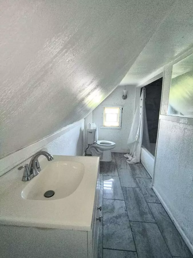 Spacious 3 Bedroom 1 Bath Located In East Toledo. House for rent in Toledo, OH