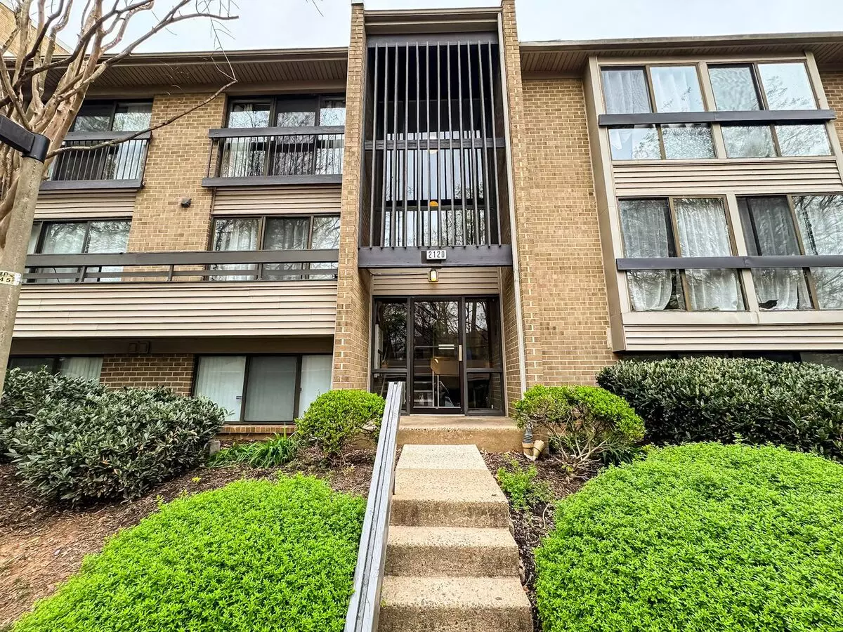 Sun-filled 2 Bed 2 Bath Condo With Private Balcony In Scenic Woodwinds - Water Included House for rent in Reston, VA
