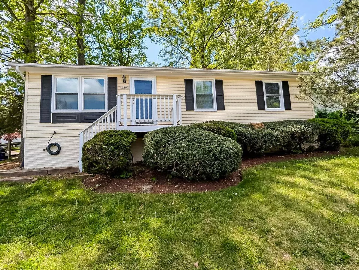 Charming And 3 Bed 2.5 Bath Home In Serene Silver Oaks House for rent in Leesburg, VA