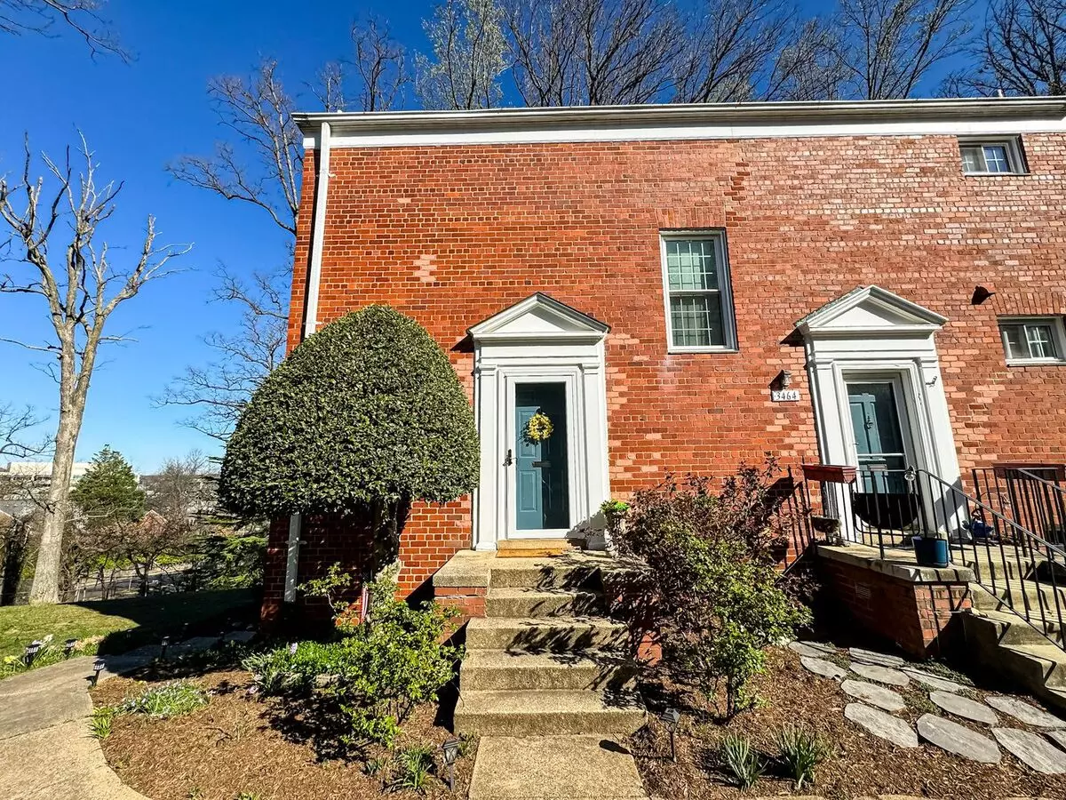 Charming 1 Bed 1 Bath End Unit Condo In Amenity-filled Parkfairfax House for rent in Alexandria, VA