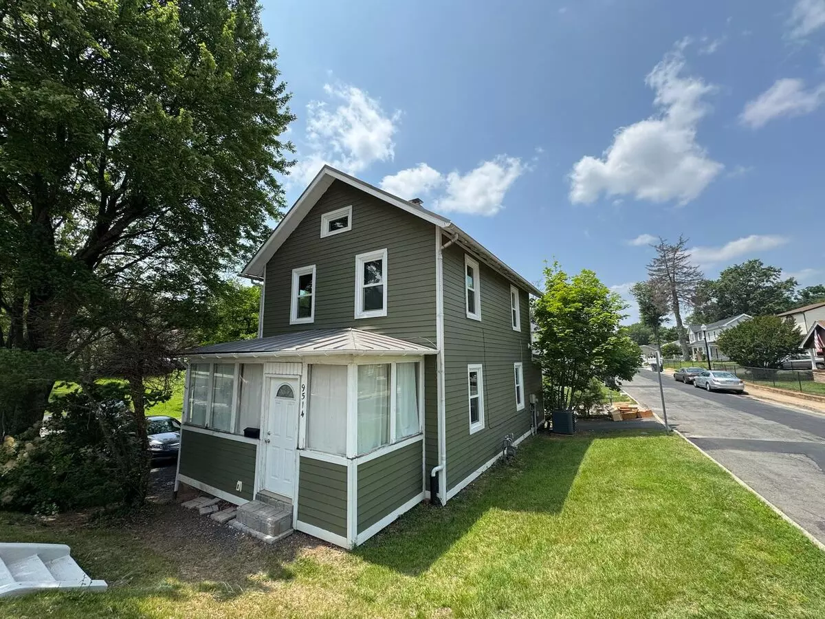 Charming 2 Bed 1.5 Bath Single Family Home With Spacious Yard In Manassas House for rent in Manassas, VA