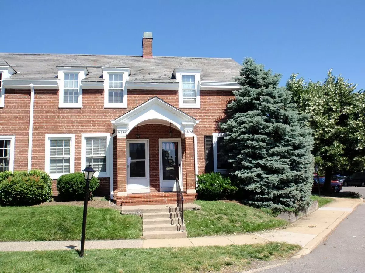 Beautiful 2 Bed 2 Bath Clarendon End-unit Model In Much Desired Fairlington Mews! House for rent in Arlington, VA
