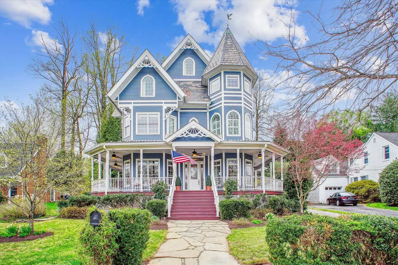 Stunning And Spacious Single Family Home Sitting On A Spacious Lot In Scenic Fowler's Addition House for rent in Falls Church, VA