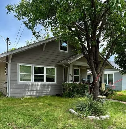 4 Bedroom/2 Bath Home- Walking Distance To The Denton, Square Apartment for rent in Denton, TX