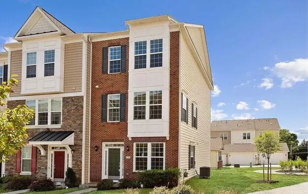 3 Level End Unit Townhouse In Market Square Available Before The New School Year! Apartment for rent in Frederick, MD