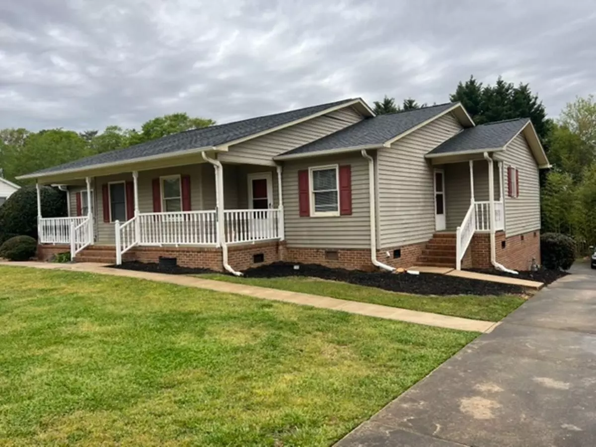 Great Location In Greer With Easy Drive To Greenville And Spartanburg - 2 Bedrooms & 2 Full Baths House for rent in Greer, SC