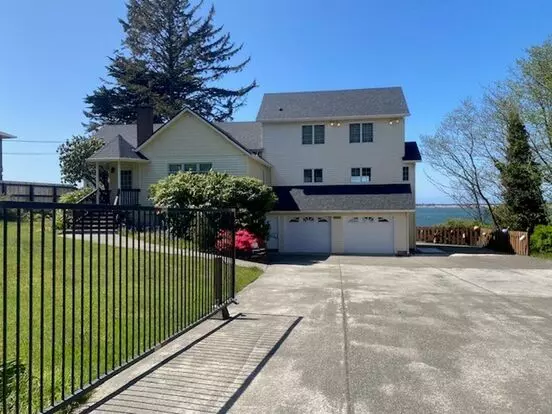 Breath-taking Views! Apartment for rent in Coos Bay, OR